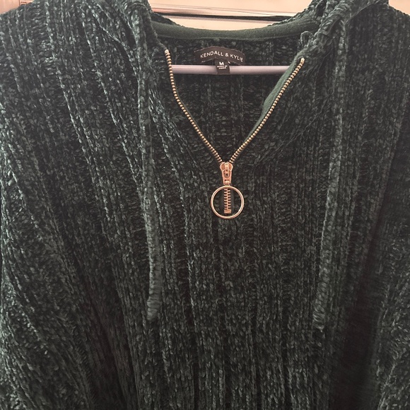 Kendall & Kylie Sweaters - Kendall & Kylie crop sweater